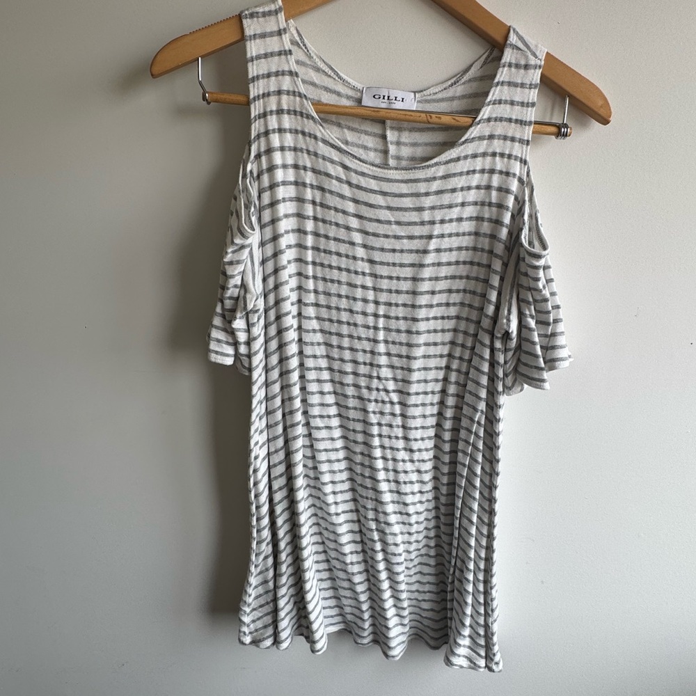 Gilli Women's Striped Cold Shoulder Top - Gray